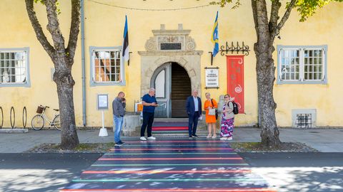 RAEKOJA LAVA ⟩ "Ärge siin jamage!" Poliitiline enesetapp kohtus Saaremaa volikogus WiFi-ga