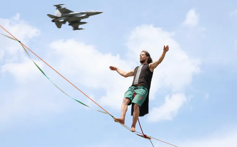 Eesti Lennupäevad 2023 Eesti Lennundusmuuseumis. Pildil NATO turvehävitajate F-16 Falcon ülelend ja slackliner Tauri Vahesaar.