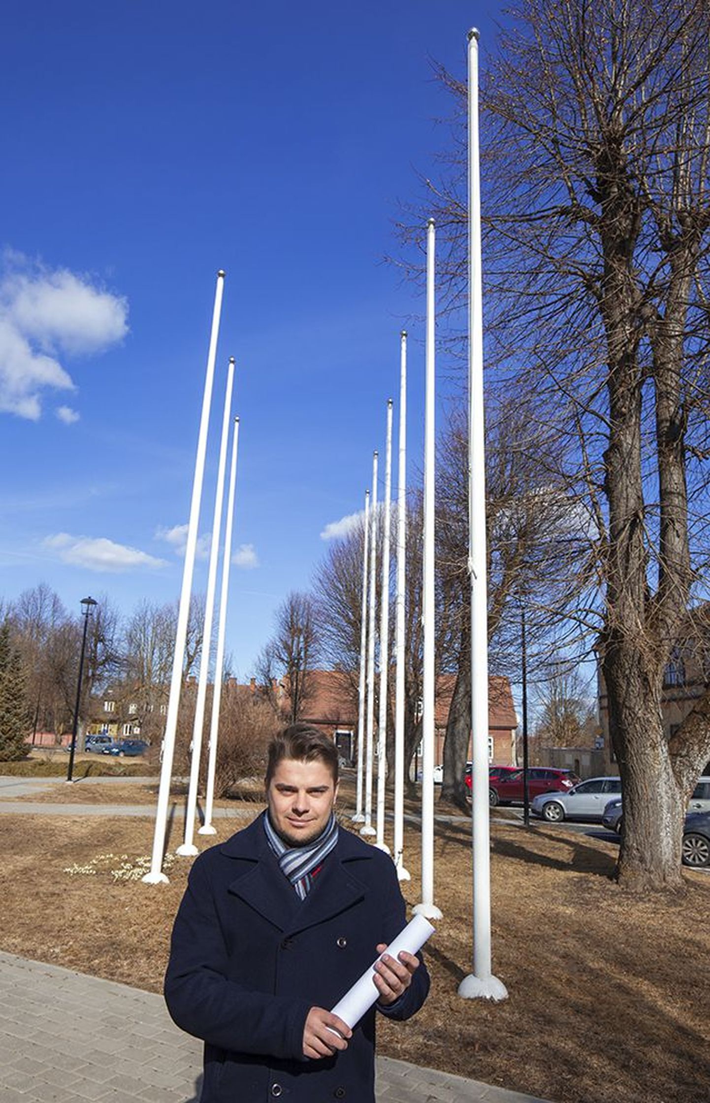 Viljandi linnavalitsuse majandusameti arenguspetsialist Jako Arula ütles, et edaspidi on üheksa asemel püsti kümme lipumasti.