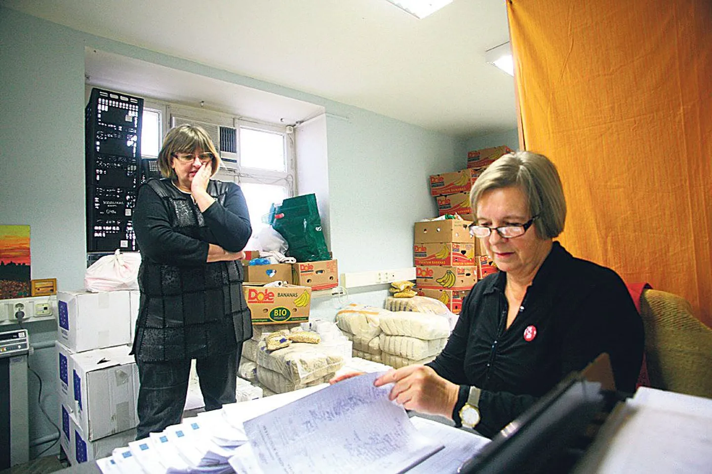 Toidupank tugineb suuresti vabatahtlikele. Eile oli Pärnu toidupanga koordinaatoril Erika Kukel (tagaplaanil) abis Anne Antoniak.