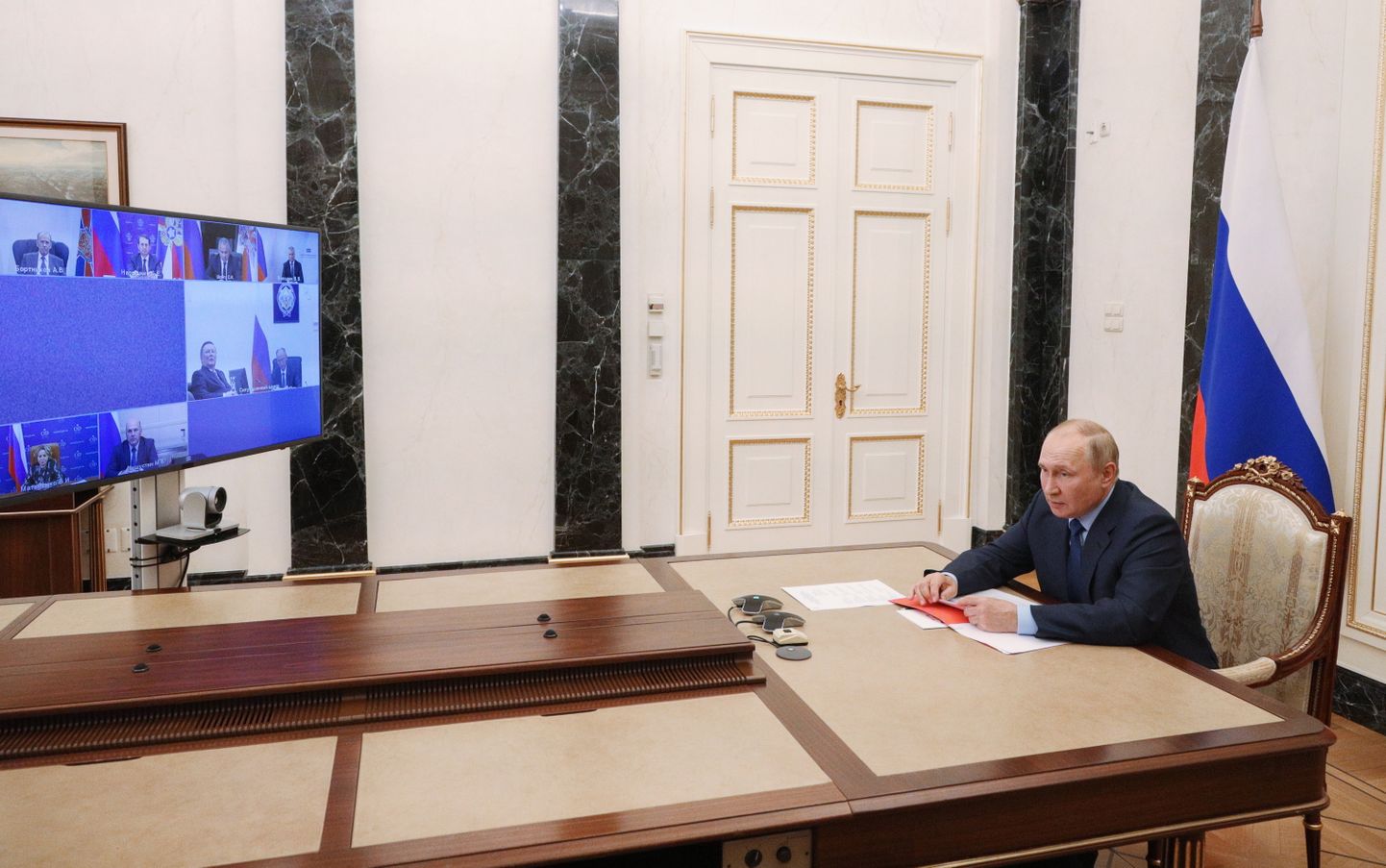 Venemaa president Vladimir Putin seisab majanduse halvema olukorra avalikustamise asemel selle varjamise teel