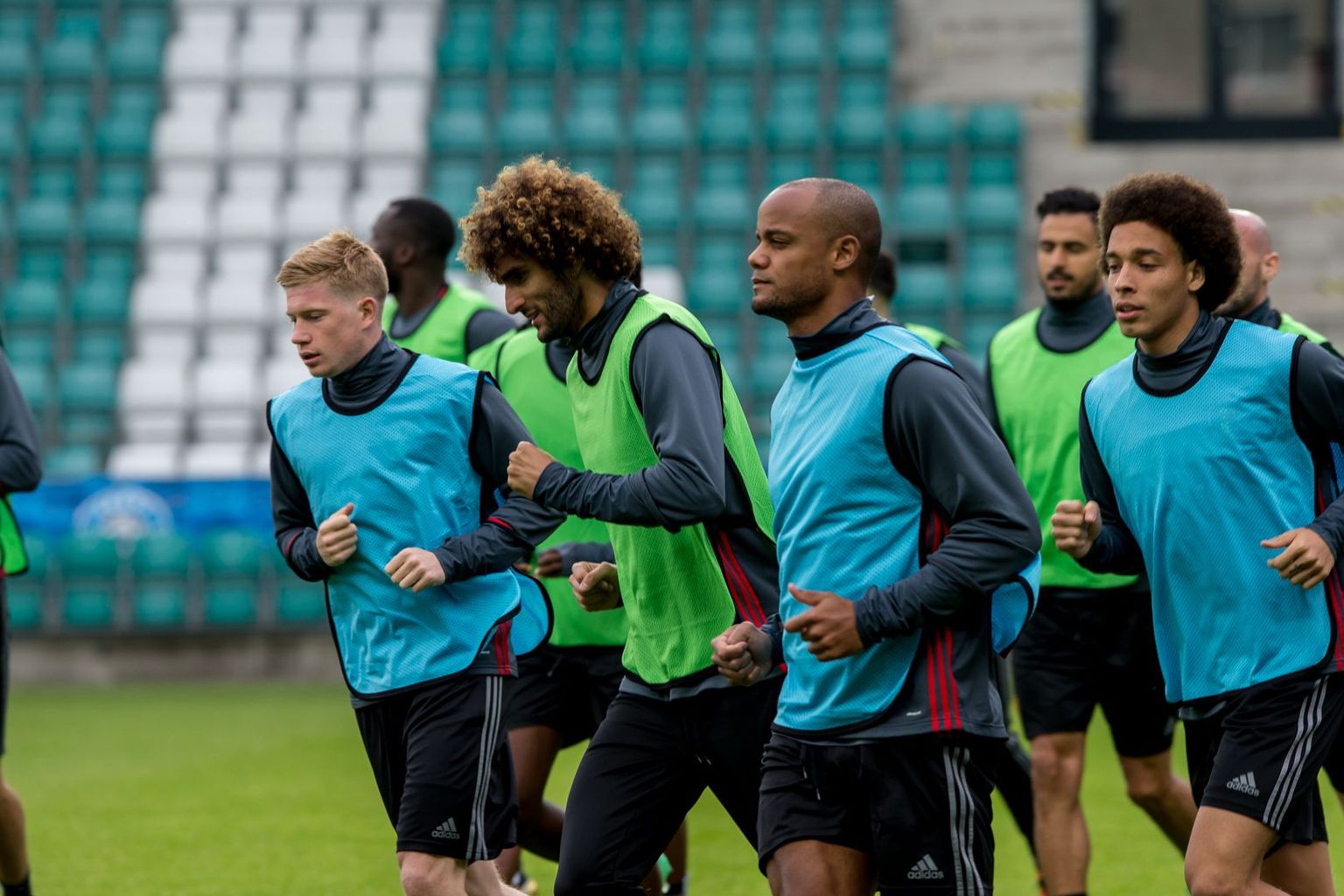 Belgia koondise staarideparaad sai eile oma jalaga järgi proovida ka Lilleküla areeni muru. Pildile on jäänud Manchester City staar Kevin De Bruyne (vasakult), Manchester Unitedi ridadesse kuuluv Maroune Fellaini, Manchester City äss Vincent Kompany ning Hiinas suurt raha teeniv Axel Witsel.