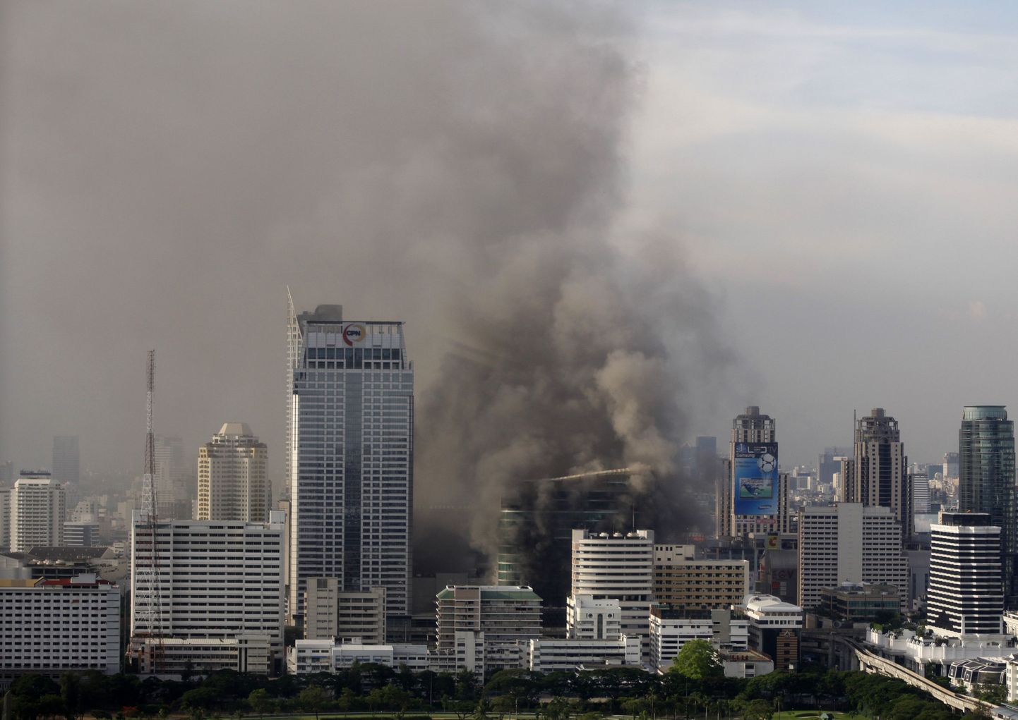 Suitsusammas kerkib Bangkoki kaubanduskeskust Central World.