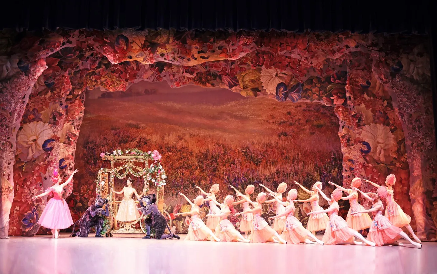 Marina Kesleri ballett «Tuhkatriinu» USA trupi World Ballet Series produktsioonis.