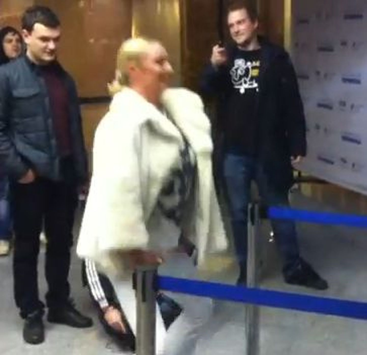 Анастасия Волочкова выполняет приседания на станции московского метро.