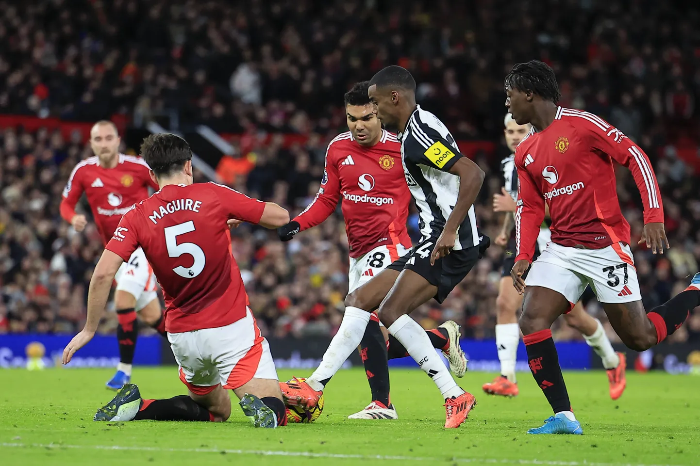 Newcastle Unitedi ründaja Alexander Isak (keskel) ümbritsetud Manchester Unitedi mängijatest.