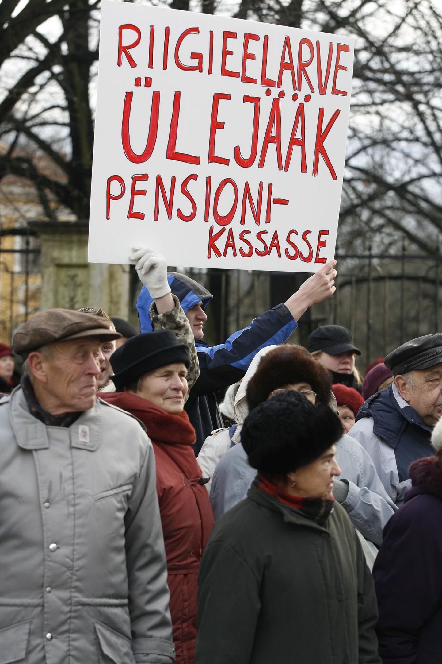 Pensionärid on peamiselt Keskerakonna initsiatiivil käinud korduvalt Toompeal riigikogu hoone ees meelt avaldamas.