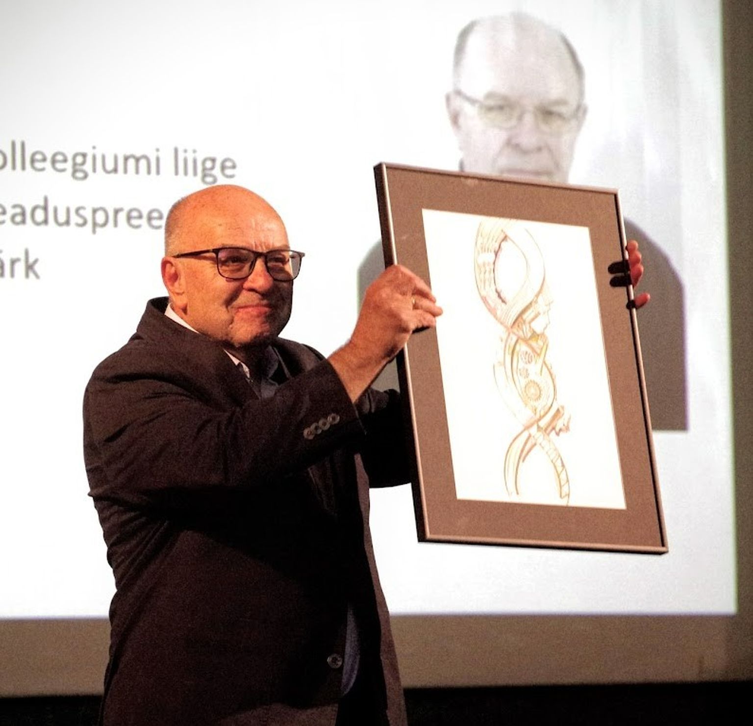 Akadeemik Raivo Uibo rõõmustamas kunstniku Markus Kasemaa taiese üle.