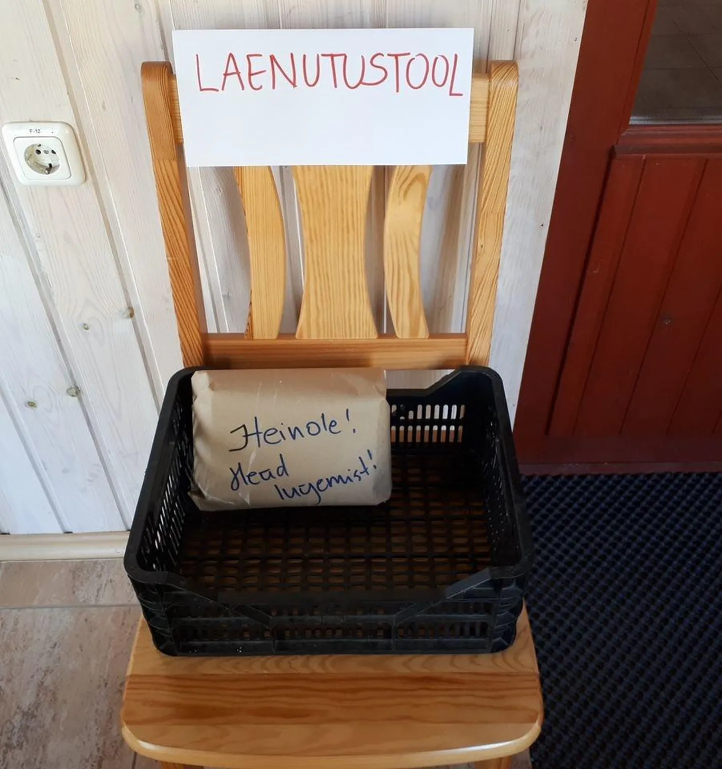 Kiidjärve raamatukogus on paika pandud laenutustool, et lugeja ja teenindaja omavahel kokku puutuma ei peaks.