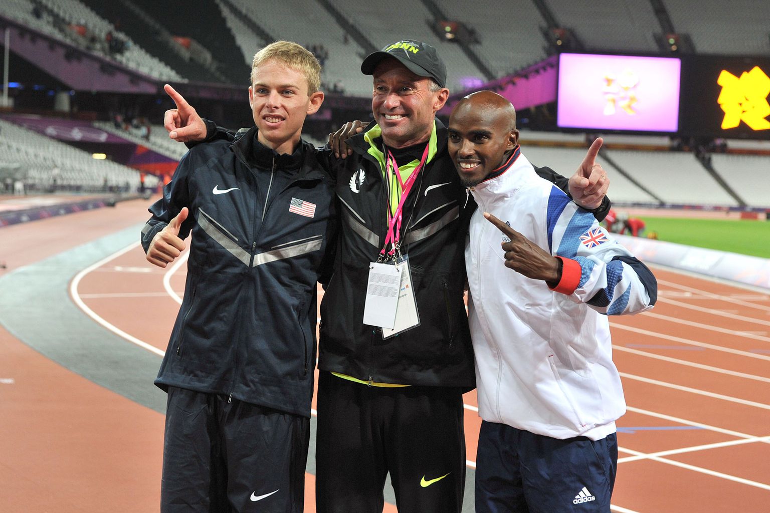 Mo Farah (paremal) koos Galen Ruppi (vasakul) ja treener Alberto Salazaruga (keskel).
