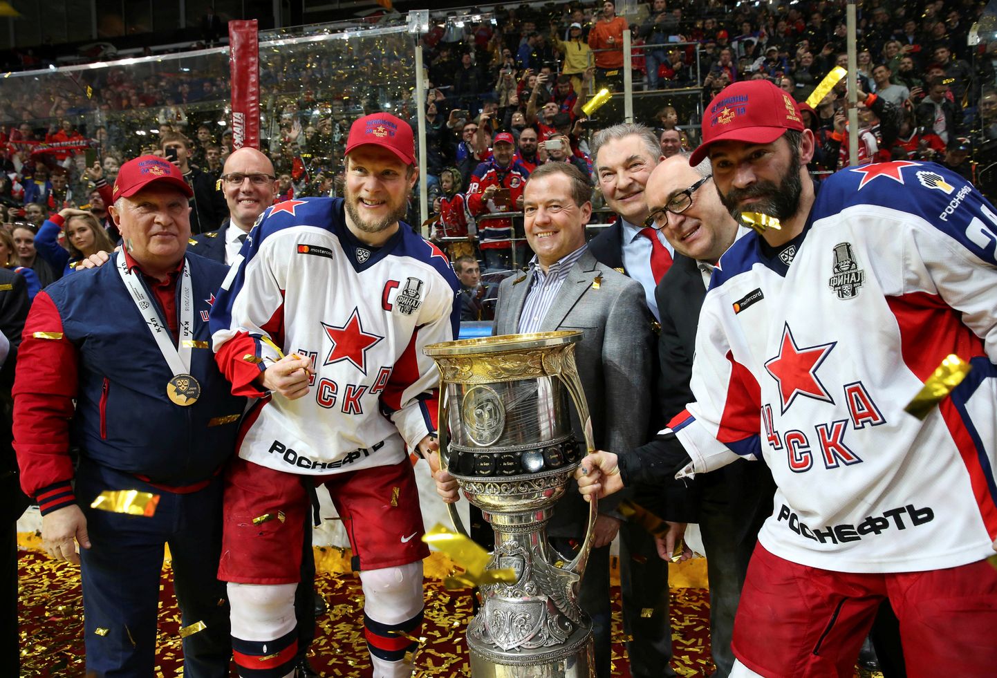 KHL 2019.gada čempioni Maskavas CSKA ar Gagarina kausu.