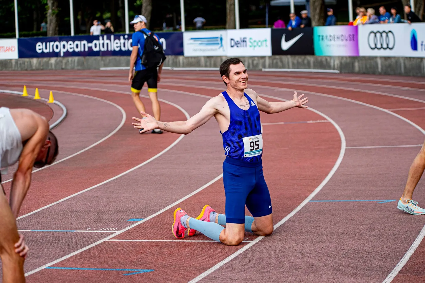 Deniss Šalkauskas rõõmustab esimese staadionil võidetud Eesti meistri tiitli üle 1500 meetri jooksu finišis.