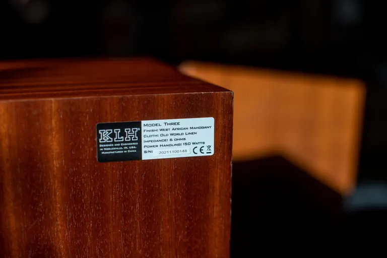 KLH Model Three. Lisaks Aafrika mahagonile toodetakse neid ka Inglise pähklipuuvineeriga viimistletult.