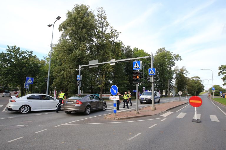 Rally Estonia Tartu valla erikiiruskatse tõttu suleti reedel liiklus kella 16st Narva maanteel Muuseumi tee ja Kõrveküla vahelisel lõigul.