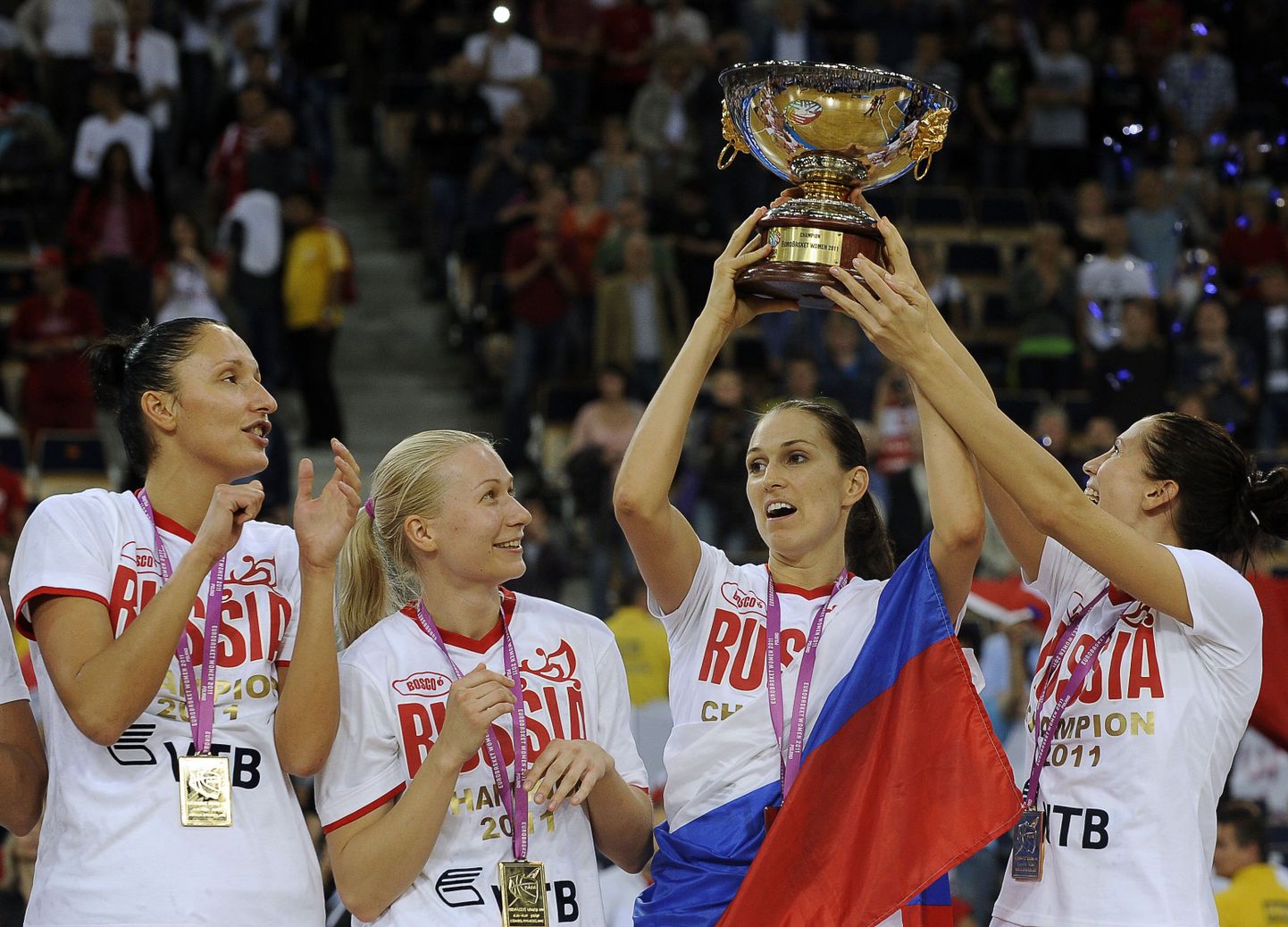 Venemaa naiskonna mängijad võidukarikaga.