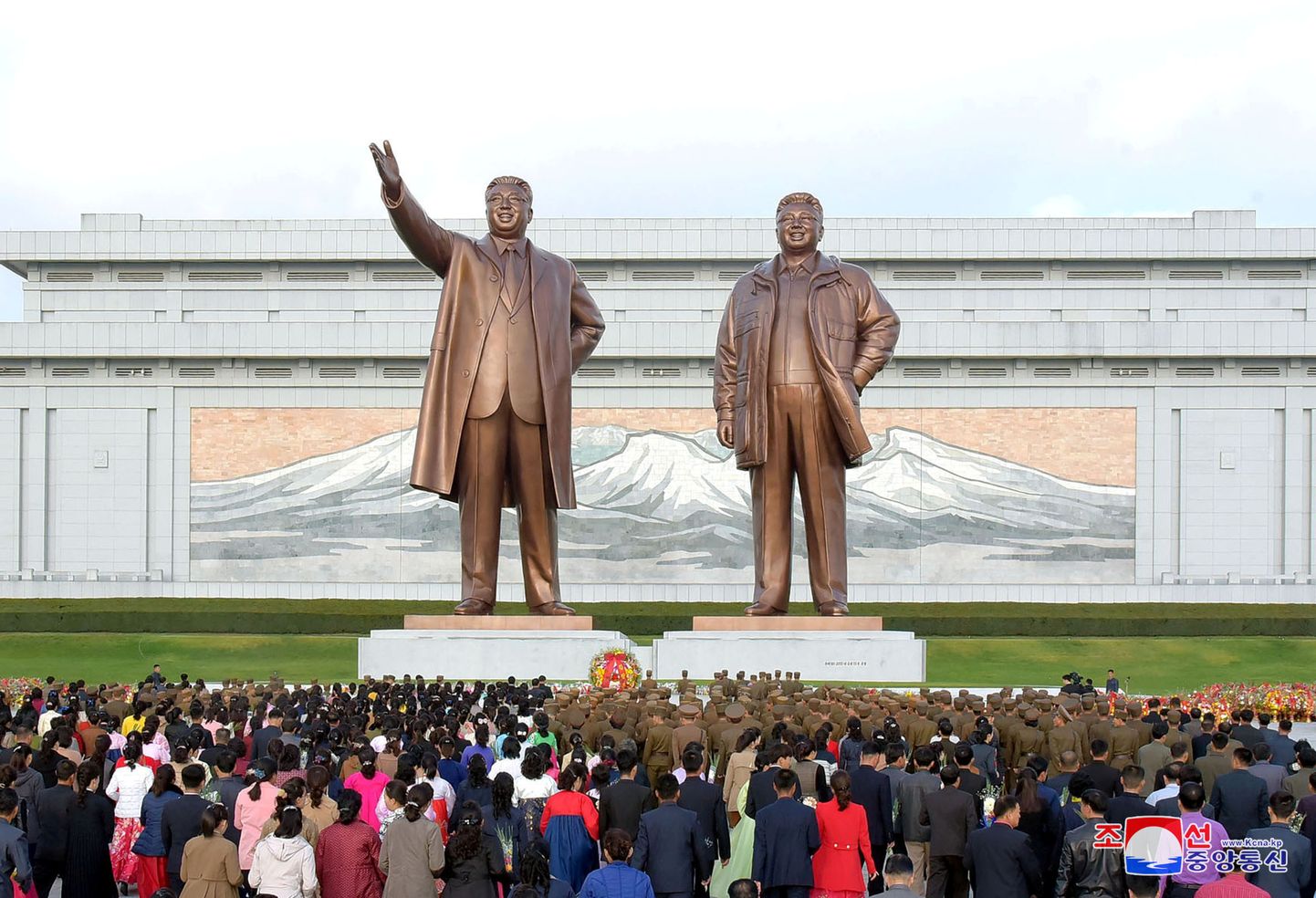 Kima Irsena un Kima Čenira monuments Ziemeļkorejā
