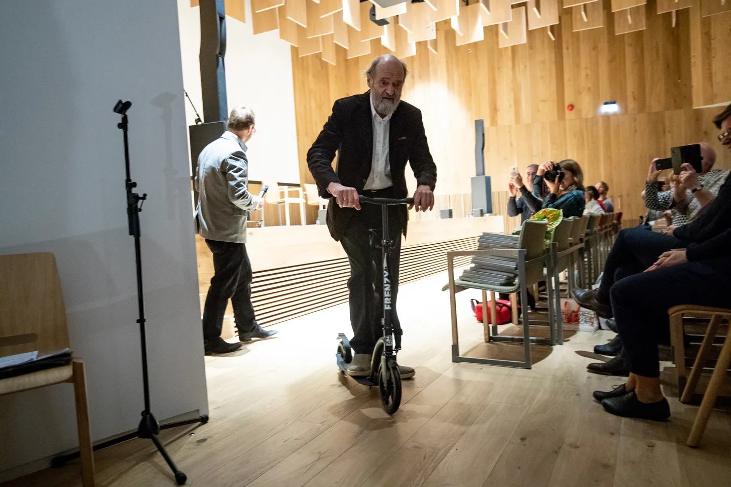 Arvo Pärdi keskuse esimene avalik päev. Arvo Pärt kingiks saadud tõukerattaga.