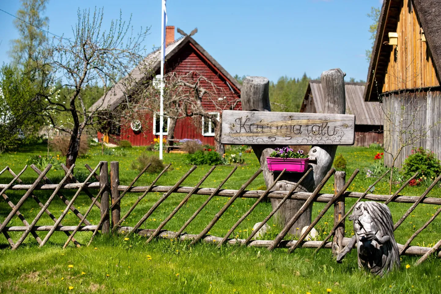 Talusid ilmestavad nimetähised, nii nagu Saarde vallas Kargojal peremehe meisterdatud tähis.