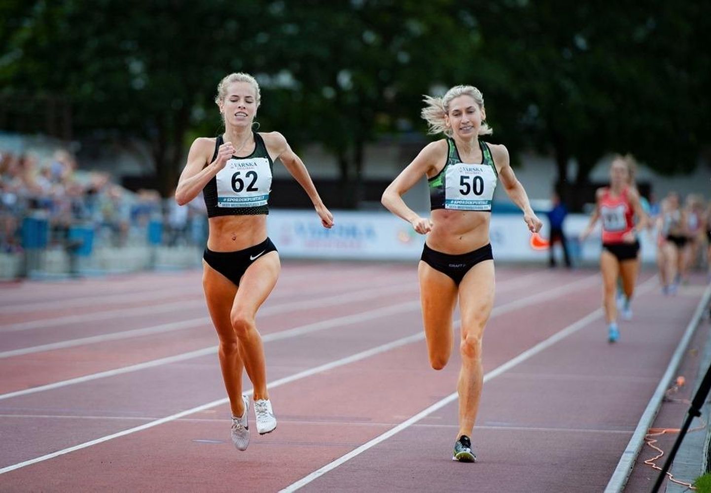 Eesti naiskeskmaajooksjate paremikku kuuluval Kelly Nevolihhinil (vasakul) avaneb võimalus startida augustis toimuvatel Eesti kergejõustiku meistrivõistlustel. Enne seda tuleb vormi timmida ja võistelda väiksematel mõõduvõttudel.