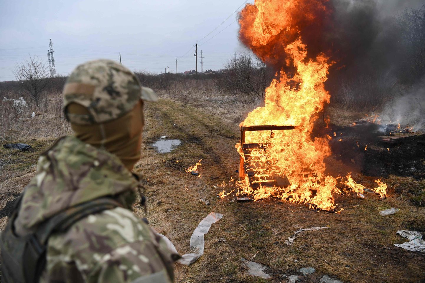 Ukraina sõdur vaatamas leeke peale Molotovi kokteili heitmist väljaõppe kursustel.