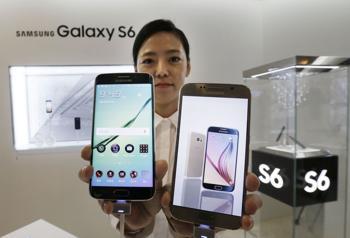 Galaxy S6 Edge’i (vasakul) ja Galaxy S6 esitleti Lõuna-Korea pealinnas Soulis.