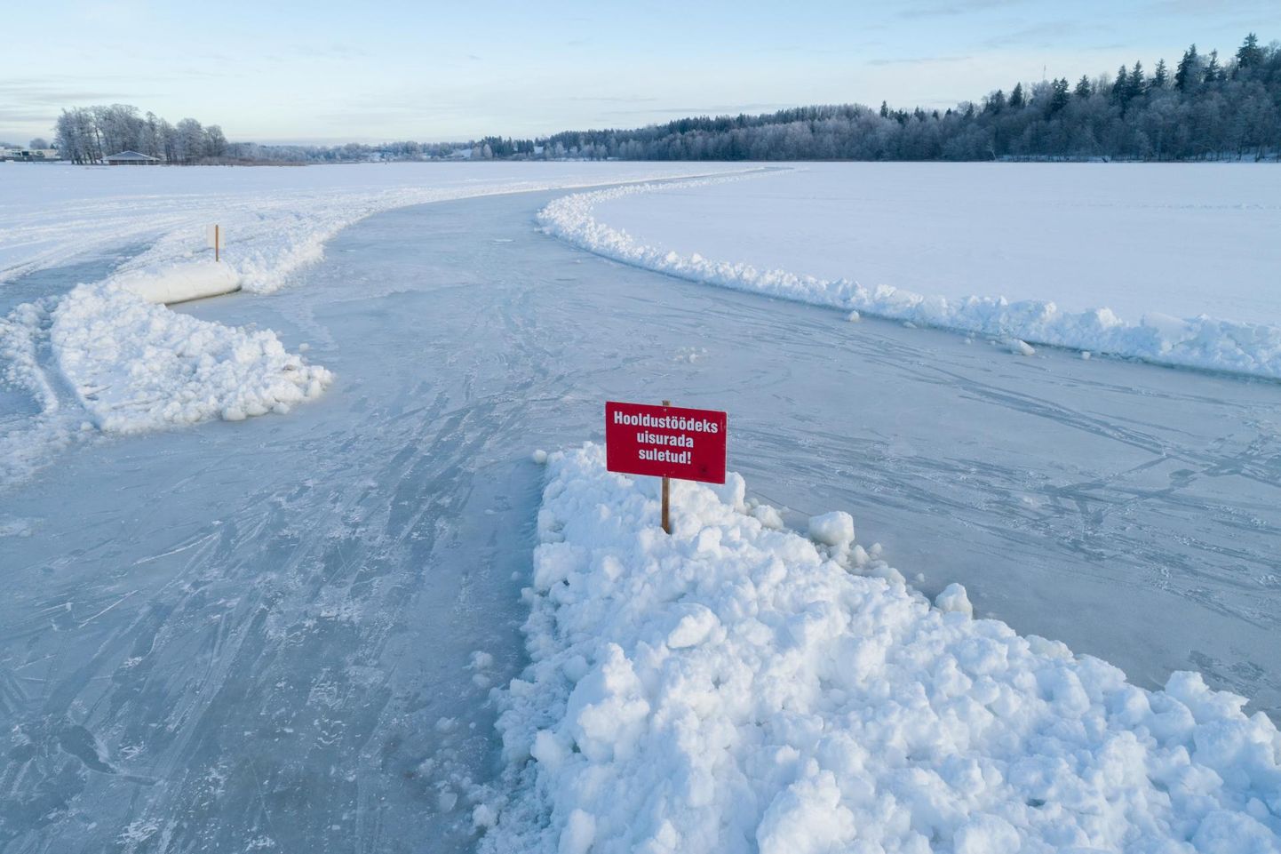 Eile olid Viljandi järvel sildid, mis andsid teada, et uisurada on suletud. Keelu eiramine võib korraldajate selgitusel jää pealiskihi rikkuda.