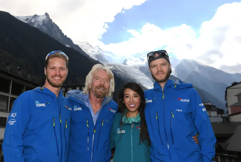 Sam, Richard, sõber Susie Ma ja Noah pärast rännaku lõppu.