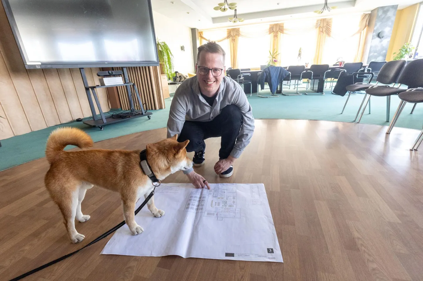 Kood/Järva kogukonna- ja kommunikatsioonijuht Kaspar Tammist näitab, milline hakkab olema sügisel avatava õppeasutuse ruumiplaneering vanas restoranis. Tema truu sõber Aki rõõmustab samas selle üle, et ka teised sõbralikud lemmikud on koodikooli ruumidesse teretulnud.