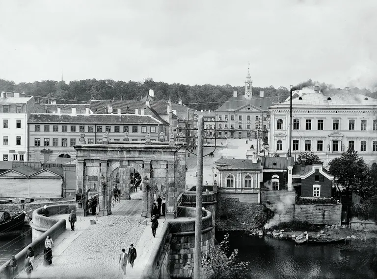 Vaade raeplatsile Kivisillalt, mille kinkis Tartule keisrinna Katariina II. Eesti ajaloomuuseumis säilitatava foto autor on teadmata, pildistatud tõenäoliselt ajavahemikus 1900–1920.