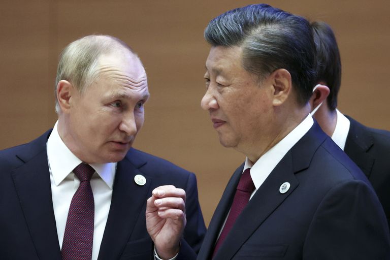 Президент России Владимир Путин убеждает председателя КНР Си Цзиньпина на саммите лидеров Шанхайской организации сотрудничества в Самарканде, Узбекистан, 16 сентября 2022 года.