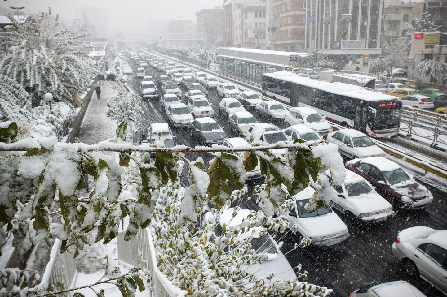 Tihedast lumesajust põhjustatud liiklusummikud Teheranis.