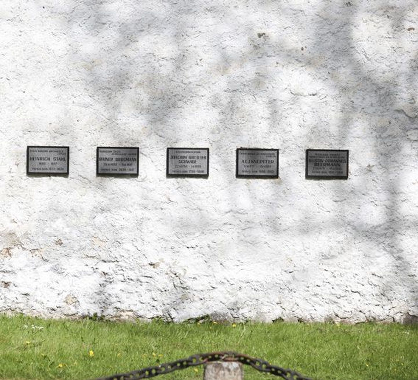 Arnold Knüpfferi haud (rist) Kadrina kiriku juures (seal ka keelemeeste mälestustahvlid).
