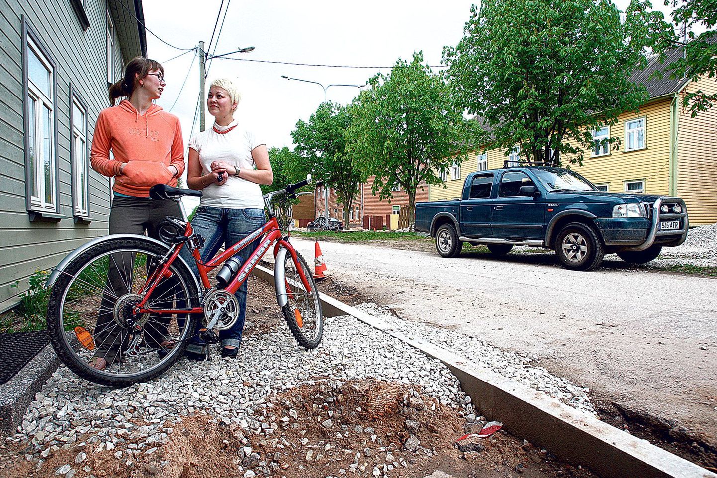 Kesk tänava elanik Hanna Kõrvel (vasakul) ja tema õde Helen Ott kiitsid, et jalakäija ja ratturi jaoks läheb Kesk tänav remondiga mugavamaks, aga autoomanikule tuleb ebamugavust.