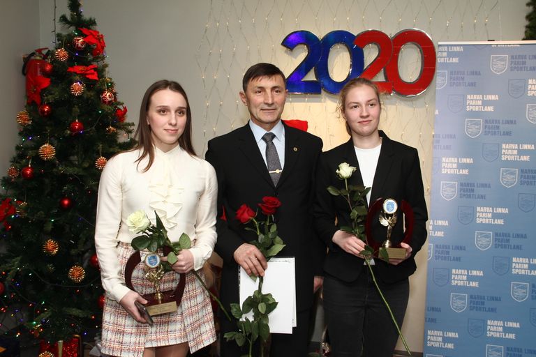 Тренер Иван Новицкий и две сумоистки - Дарья Токманцева (слева на фото) и Анастасия Сазонова.