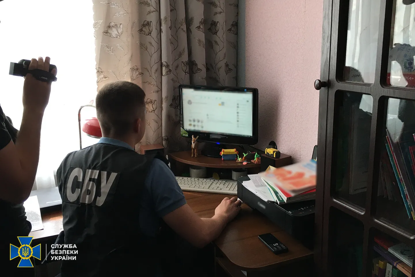 SBU ametnik arvuti sisuga tutvumas.