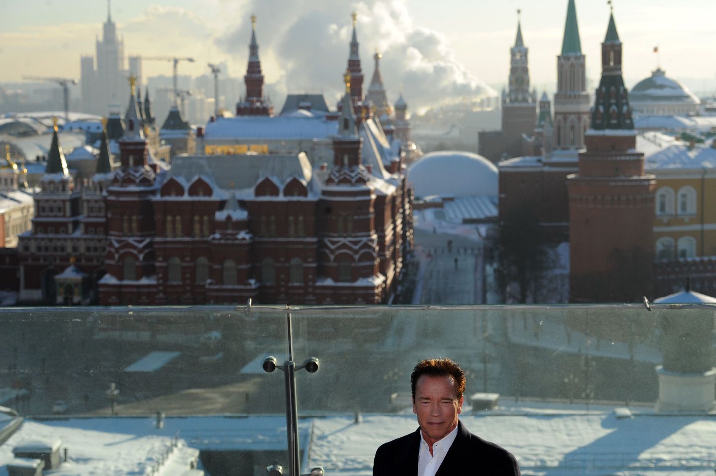 Arnold Schwarzenegger Moskvas Ritz Carlton Hoteli katusel poseerimas. Moskva juhib kalleimate hotellidega linna edetabelit juba üheksandat aastat järjest.