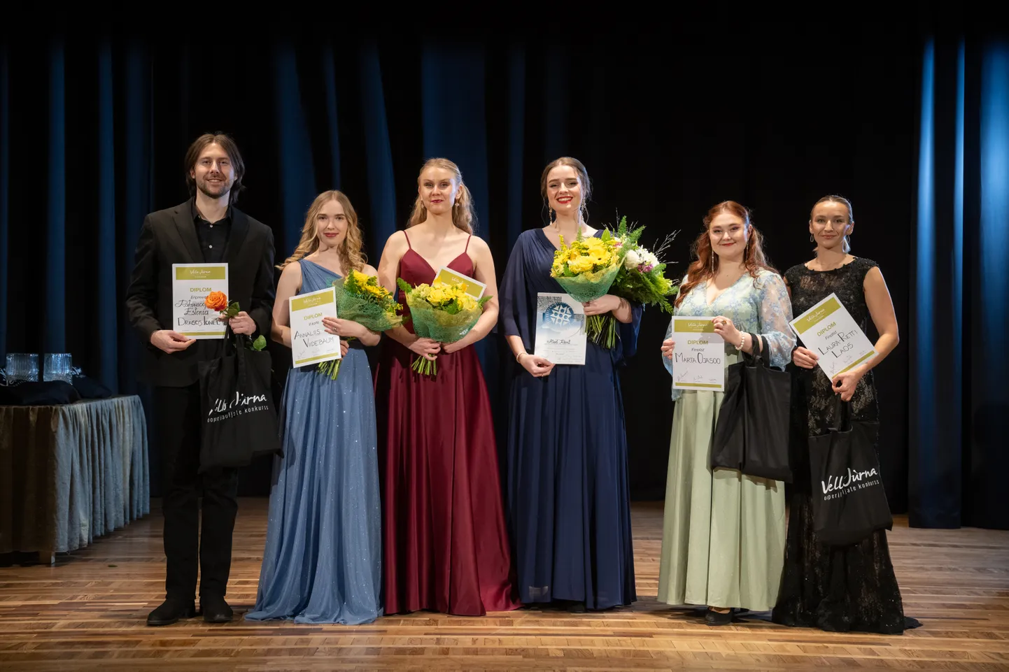Tänavuse konkursi võitja, metsosopran Rael Rent (pildil neljas) pälvis viiest eriauhinnast neli.