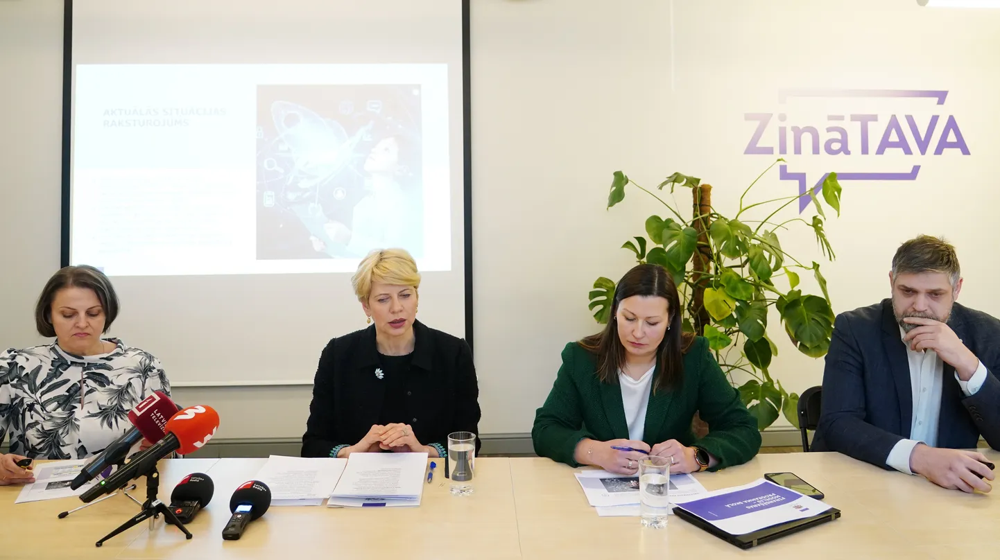 Izglītības un zinātnes ministrijas (IZM) Izglītības departamenta direktore Edīte Kanaviņa, izglītības un zinātnes ministre Anda Čakša, izglītības un zinātnes ministres padomniece politiku izstrādes un analītikas jomā Karīna Caunīte-Orupe un izglītības un zinātnes ministres padomnieks nozares un analītikas jautājumos Jānis Salmiņš piedalās preses konferencē, kurā informē par IZM izstrādāto jaunā pedagogu darba samaksas modeli "Programma skolā", kas paredz, ka katra vispārējās pamata un vidējās izglītības iestāde saņem finansējumu pedagogu atalgojumam atbilstoši faktiskajām izglītības programmas izmaksām.