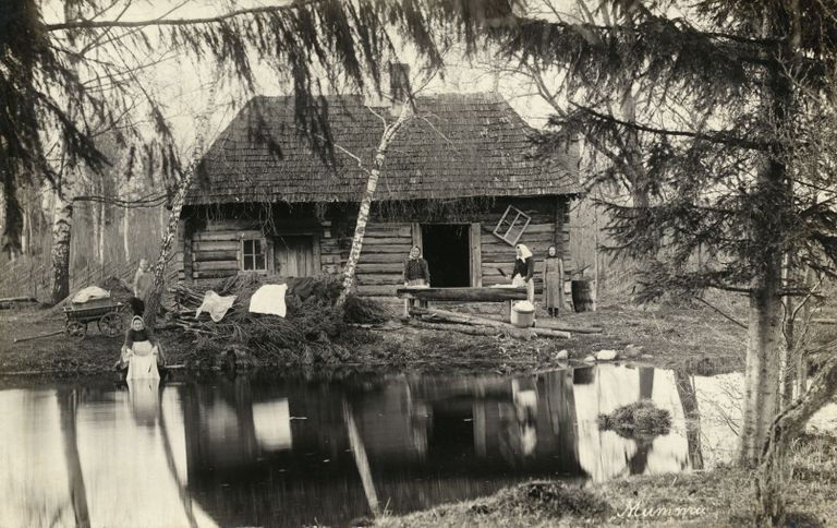 Mummu talu pesupäev umbes 1920. aastal. / H.Silk