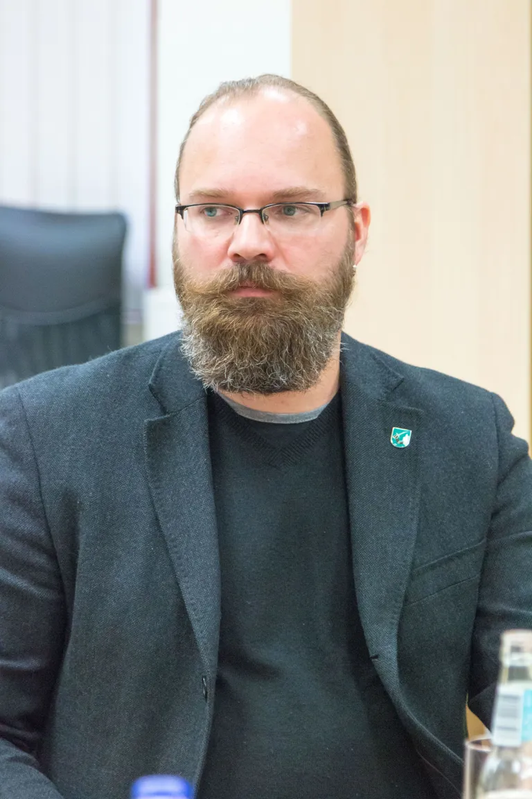 Viljar Schmidt
Vanus: 41
Haridus: kõrgem
Töökoht/amet: päästeamet
Erakondlik kuuluvus: IRL
Perekonnaseis: vabaabielus
Lapsi: 2 / Foto:  Arvo Meeks/Valgamaalane