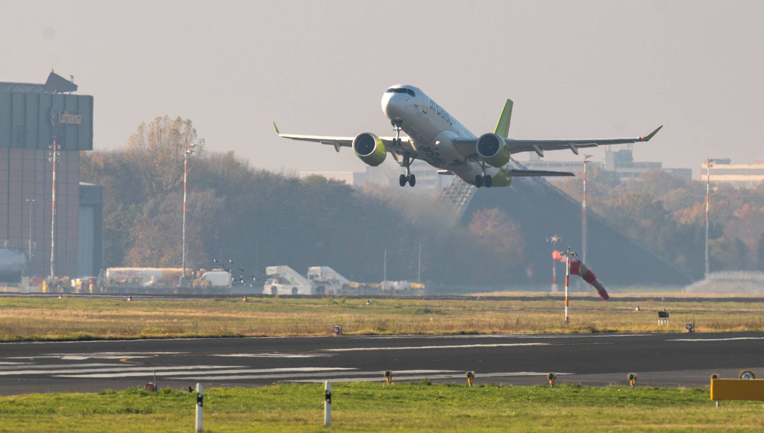 AirBalticu lennuk õhku tõusmas.