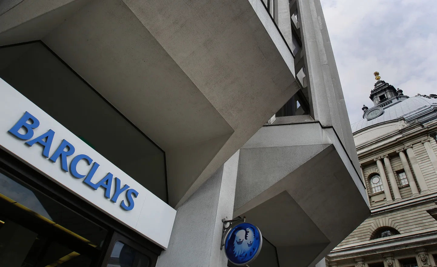 Zimbabwes kehtiv uus seadus seab löögi alla ka Barclays panga edasise tegevuse Lõuna-Aafrikas.