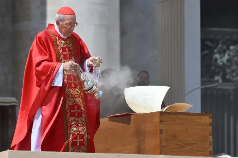Itāļu kardināls Džovanni Batista Re stāv pie aizgājušā pāvesta Franciska zārka bēru ceremonijas laikā Svētā Pētera laukumā Vatikānā, 2025. gada 26. aprīlī.