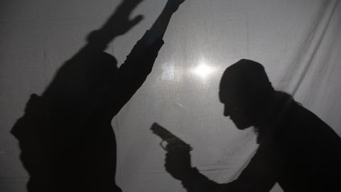 На игровой площадке в Таллинне мужчина угрожал детям похожим на оружие предметом 