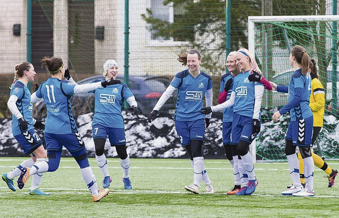Pärnu Jalgpalliklubi naiskond alistas Savi turniiri võitja otsustanud kohtumises Leedu meisternaiskonna 3:1. Pildil juubeldavad pärnakad pärast leedulannadele löödud väravat.