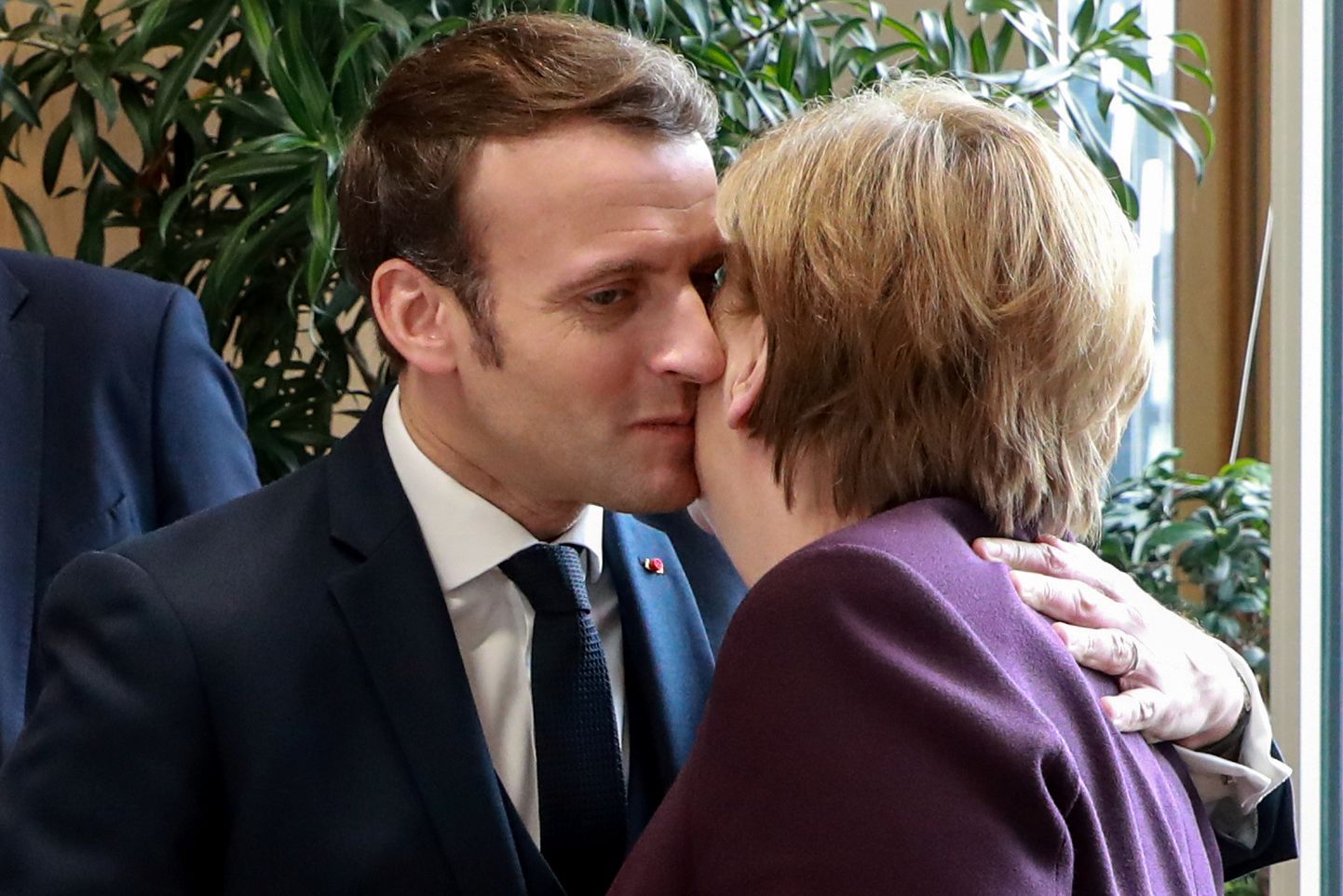 Prantsusmaa president Emmanuel Macron andmas 20. veebruaril 2020 Brüsselis Saksamaa kantslerile Angela Merkelile põsesuudlust