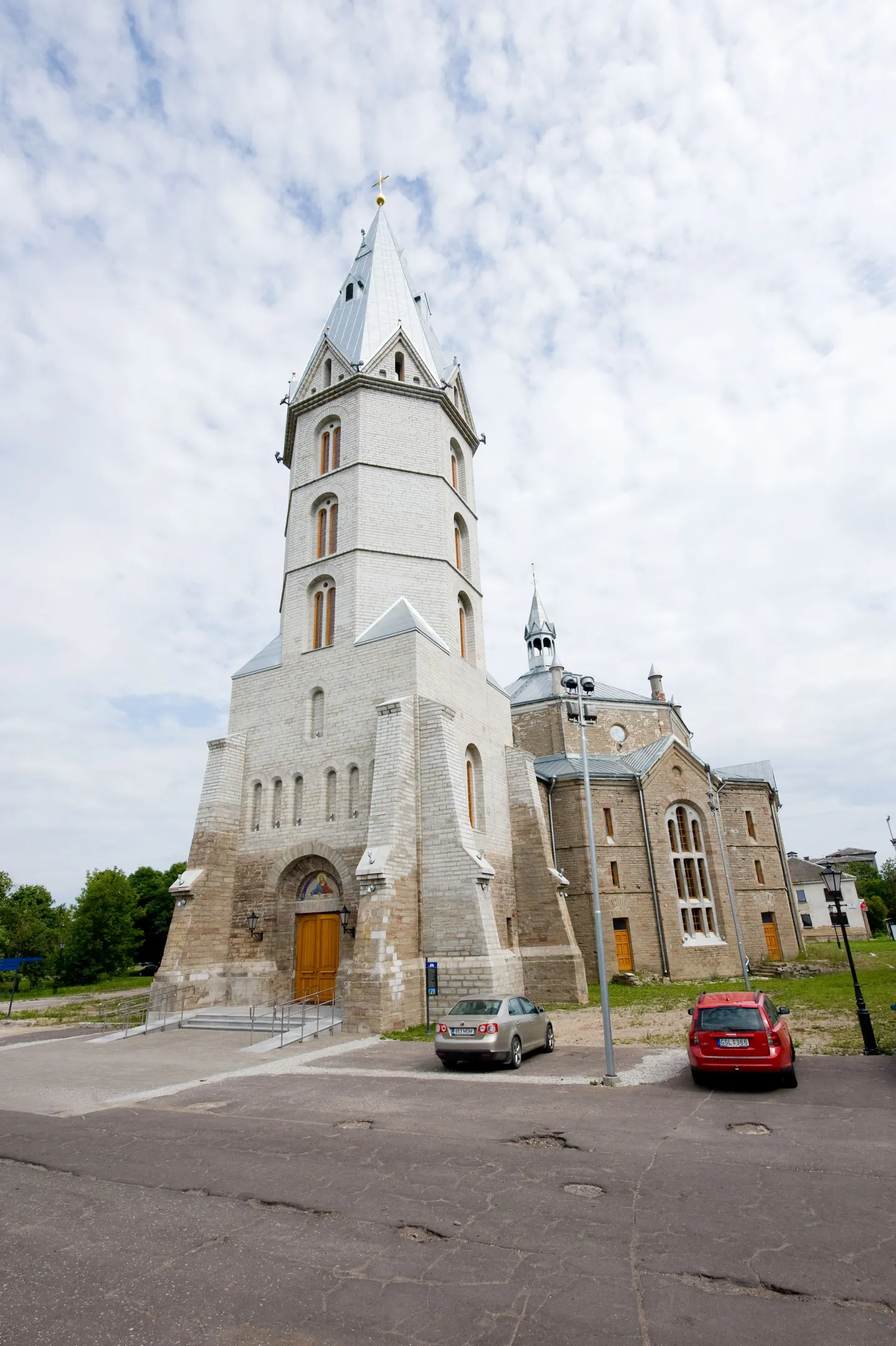 Narva Aleksandri suurkirik on kõige väärtuslikum kogudusele kuuluv objekt.