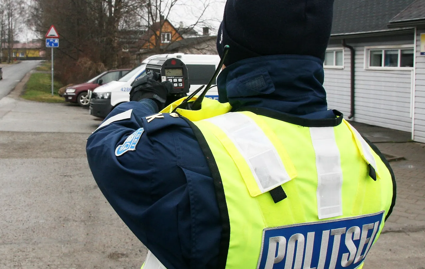 Politseinik kiirust mõõtmas.