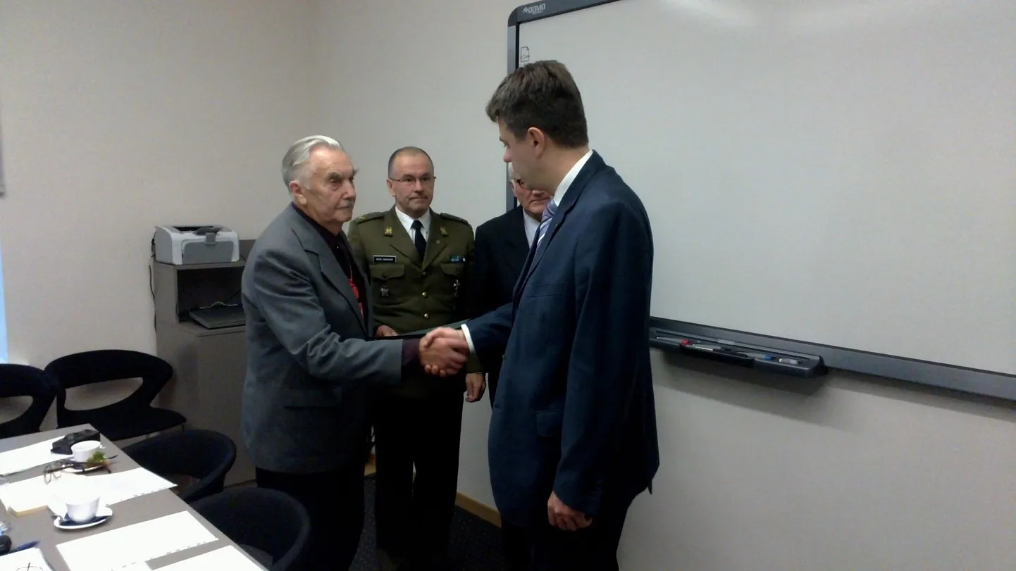 Eesti Endiste Metsavendade Liidu juhatuse esimees Arnold Ojaste andis kaitseminister Urmas Reinsalule metsavendade teeneteristi.
