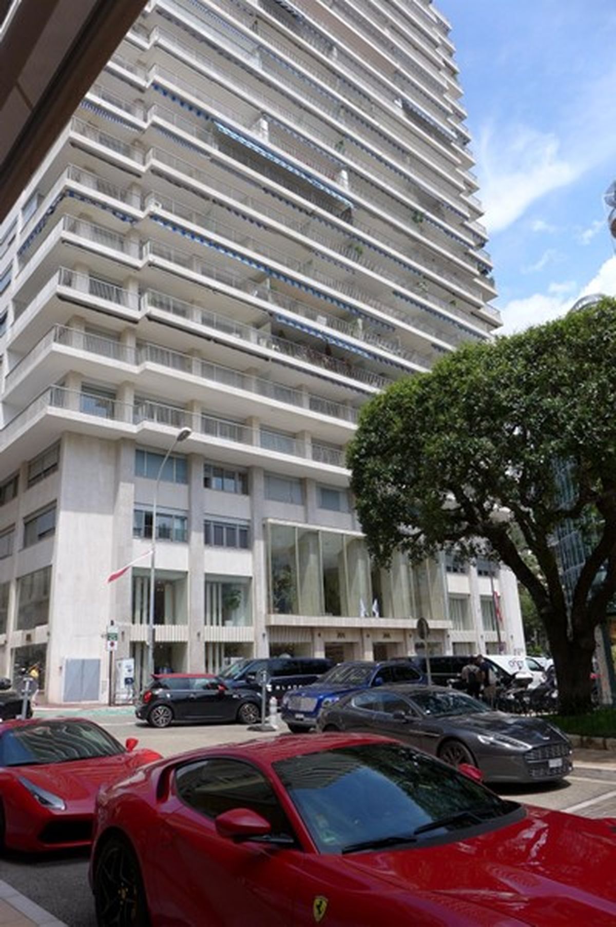 "Феррари" - естественный атрибут людей, которые могут позволить себе купить квартиру в Sun Towers в Монако. Когда они выходят из дома, их встречает бар шампанского Veuve Clicquot. Фото: OCCRP